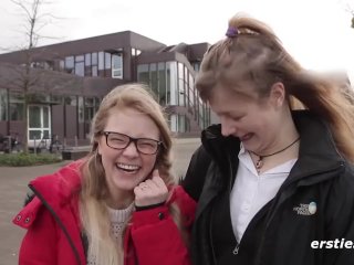 Deutsche Mädels vergnügen sich in einer Bibliothek in Berlin