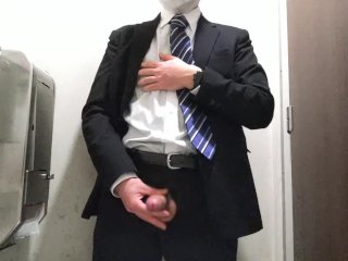 スーツリーマンが仕事帰りに公衆トイレでオナニーして大量射精