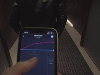 Парень контролирует ловенс у парня в жопе гуляя по отелю