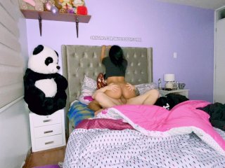 Noche de películas con mi novia y tenemos sexo intenso en mi habitación por primera vez