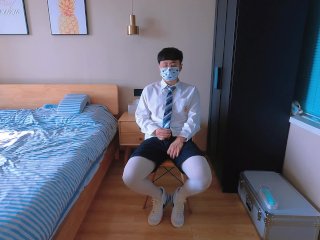 制服姿の男が自慰行為と絶頂
