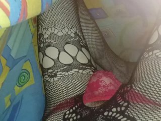 Одинокая sissy дрочит пока все спят