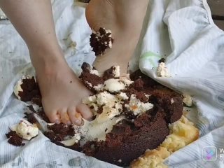 Watch me play in my birthday cake!!! Cougar / MILF "Wet and Messy" food  sploshing, Gunge