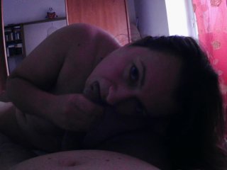 POV Anais fa un intenso pompino sul letto e riceve una bella schizzata in cambio
