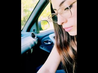Pendeja puta me la chupa en el auto para llevarla a su casa