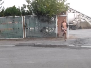 Pornsonick exhibicionismo en un polígono frente a los trabajadores