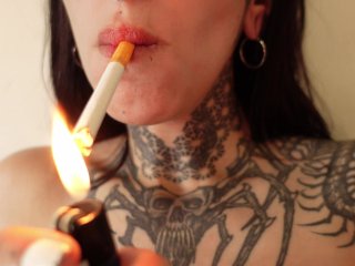 Fumando un pucho en tetas despues de hacerme mansa paja