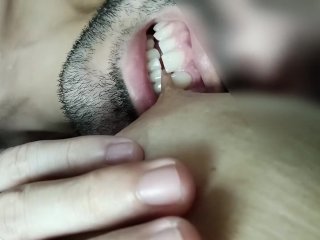 chupando y mordiendo los pezones grandes, duros y lactantes de mi esposa