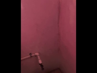 Novio de mi hermana me encuentra en la ducha y terminamos follando, al final se corre en mis tetas