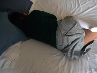 colegiala llegó cansada de la escuela, con ganas de coger