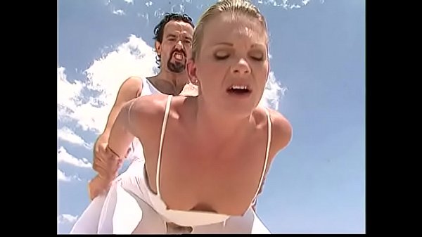 Excellent blonde lady in white gets dick in her tight asshole in the middle of the desert