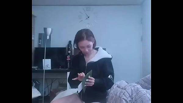 Coreana magrinha de shortinho deixa a calcinha aparecer em alguns momentos da live do bigo