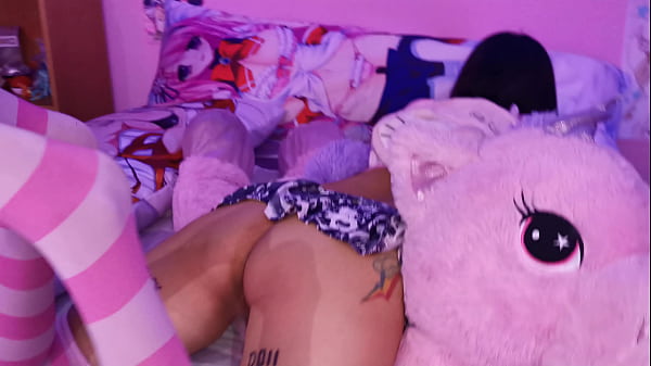 Encontre a mi vecina mirando hentai en su celular