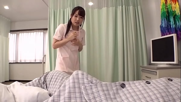 あどけな顔のちっぱいナースと布団の中で密着セックス