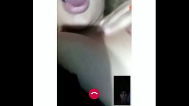 Videollamada hablando con mi comadre mostr&aacute_ndome su enorme culo y co&ntilde_o