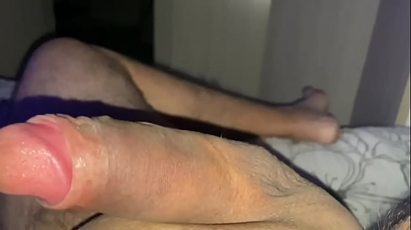 Sozinho em casa com tes&atilde_o do caralho , tive que bater uma punheta