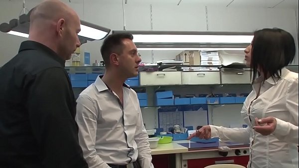 La chef proth&eacute_siste, se fait enculer par ses deux employers