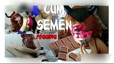 Diablita hace PEGGING a un chico y luego le dan fuerte por el ANO y COME CHOCOLATE con SEMEN