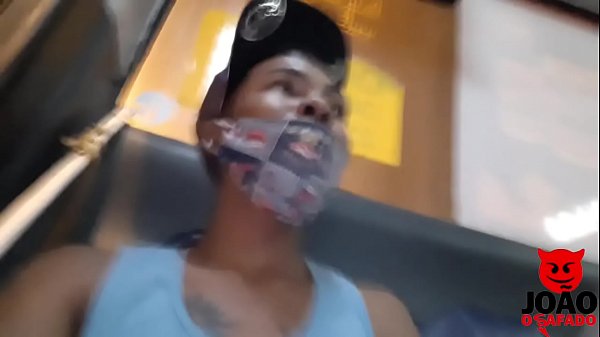 Tentando chupar no &ocirc_nibus - Ela Baez