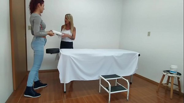Minha crise de histeria foi curada pela massagista quando me fez gozar lambendo e socando minha buceta