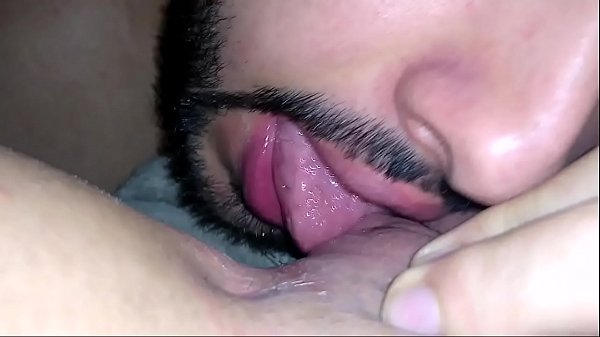Bianca Naldy leva um banho de l&iacute_ngua na buceta e goza gostoso