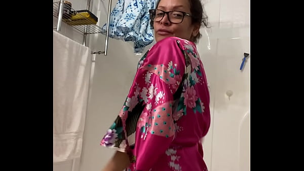 Anna Mature Mature latina dancing in her robe, subscribe to my to see the big reveal .com/annamariamaturelatina