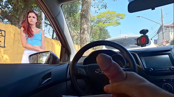 Punheta arriscada para safada na rua que estava no ponto de &ocirc_nibus!