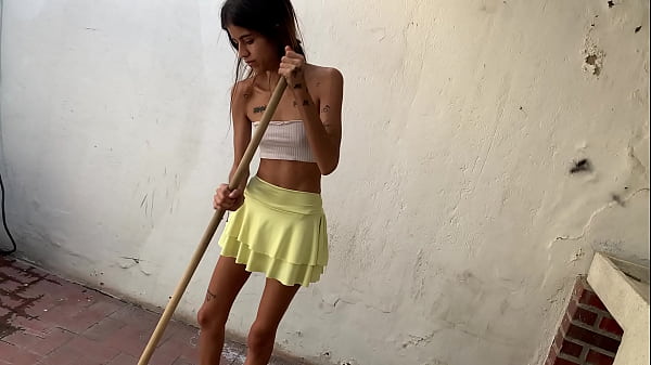 jovencita del servicio del aseo, est&aacute_ muy caliente con ganas de follar.