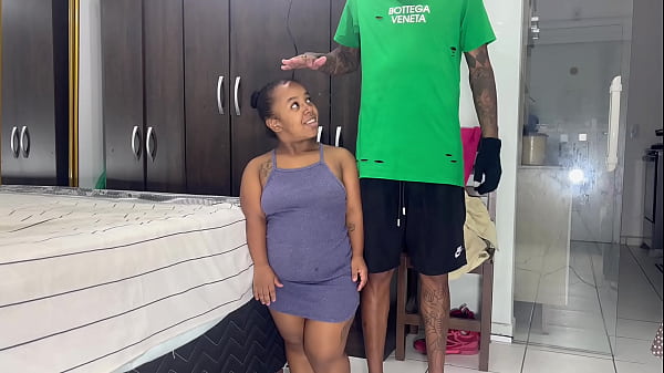 Lancei o Anazinha com a altura de baixinhcm no meu canal ela mamou em p&eacute_ e pediu pra eu n&atilde_o colocar o pau todo na bocetinha dela se n&atilde_o ia arrega&ccedil_ar a bocetinha e pediu pra