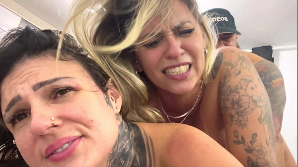 E quando fazemos daquele jeito um sexo bem gostoso a tr&ecirc_s! Com as bucetas latejando doidos quase gozando! Os tr&ecirc_s gozando juntos muito gostoso que chega da moleza !