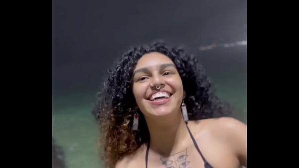 Novinha casada perde o telefone e vazam v&iacute_deos transando na praia de Ipanema arpoador