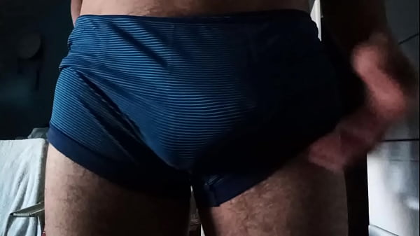 Chico caliente se pajea  frente a la c&aacute_mara
