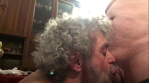 Pompini a gog&ograve_... Nypster succhia minkie di ogni colore e dimensione e beve la sborra