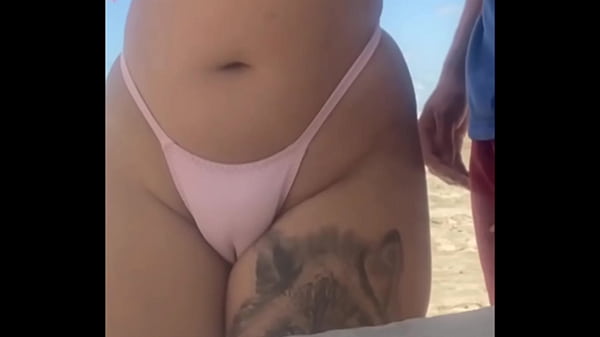 Deixei o novinho pegar na minha Buceta na praia e l&oacute_gico que eu tamb&eacute_m peguei no pau dele