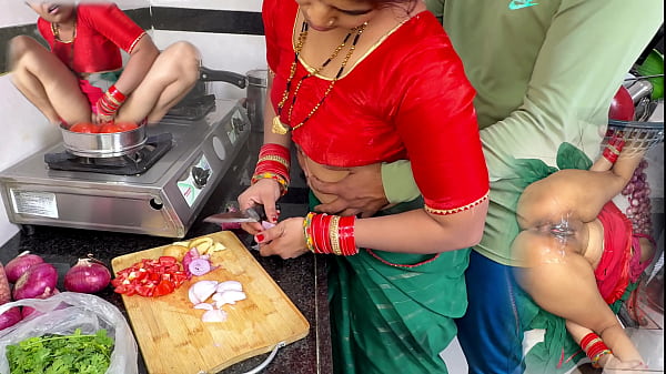 कोमल की पहली सुहागरात के दूसरे दिन ही देवर ने किचेन में घुस कर खिचड़ी पका दी