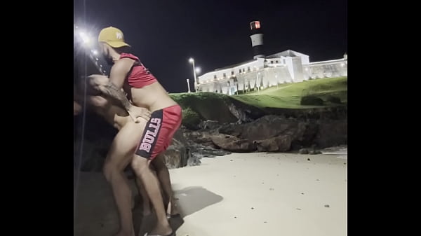 ontrei um gostoso na praia e meti rola nele ali mesmo