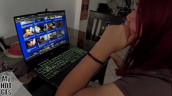 Apenas llego a mi casa me pongo a ver porno de lo caliente que estoy.