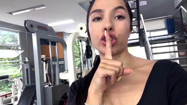 Chorros intensos de sexy chica en el ba&ntilde_o del gimnasio casi es atrapada por el instructor