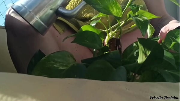Madrasta regando as plantas toda pelada, na varanda para quem quiser ver - parte 02-