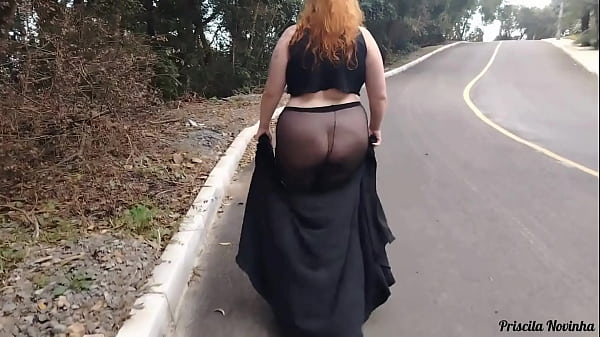 Minha madrasta novinha nas ruas, com roupa transparente sem calcinha se exibindo - no panties.