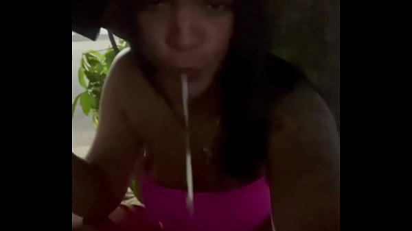 Tomando leite na rua