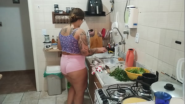 Meu marido gravando eu cozinhando fiquei excitada ele falando do amigo fiz um boquete