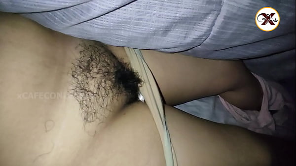 SIN DESPERTAR SE DEJA METER MI VERGA POR SU PELUDA VAGINA HASTA VENIRME ENCIMA