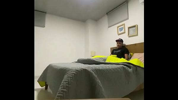 Hermanastros cachondos follando mientras estamos solos en casa