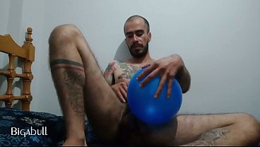 Verga dura desliz&aacute_ndose entre globos inflados