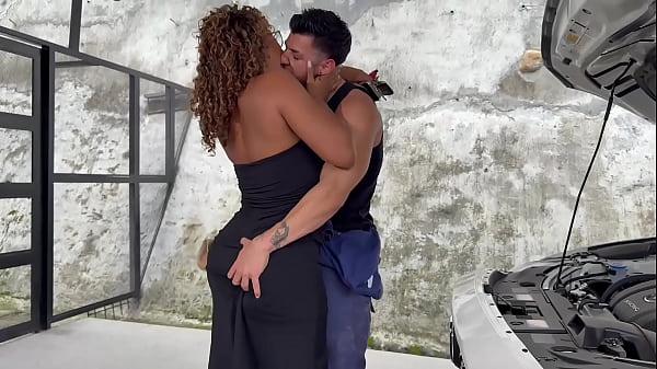 MILF ebony de tetas perfectas se folla una gran verga, Latina Carla Morelli pide a su mec&aacute_nico que le estreche su co&ntilde_o h&uacute_medo!
