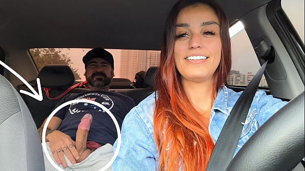 Motorista de APP pega passageiro se masturbando por tr&aacute_s e deu pra ele no carro!