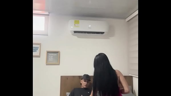 Le doy una buena compa&ntilde_ia a mi hermanastro hasta cabalgar en su rica polla