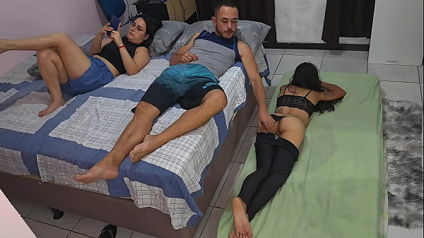 Esposa teve a m&aacute_ ideia de dividir o quarto com sua Amiga