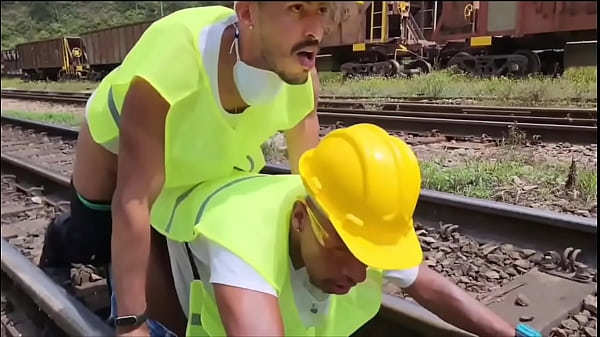 OS OPERARIOS PEGARAM PESADO NA HORA DO ALMO&Ccedil_O FUDERAM O COLEGA PASSIVO E DERAM MUITO LEITE DE SOBREMESA (TEASER)